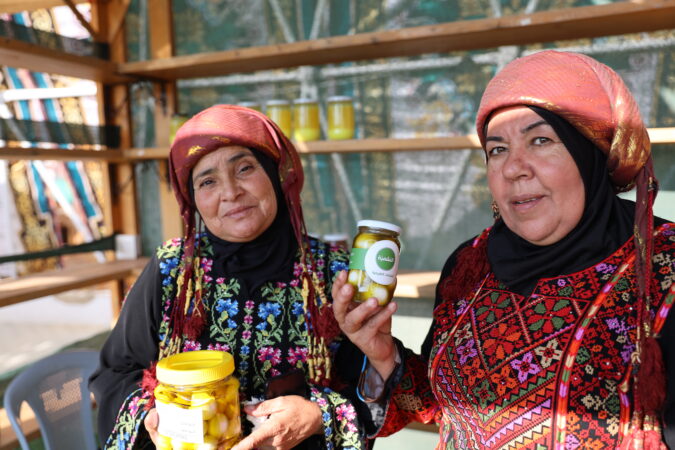 بازاراً يدعم أصحاب المشاريع المنزلية من الأردنيين واللاجئين السوريين من مناطق البادية الشمالية الشرقية